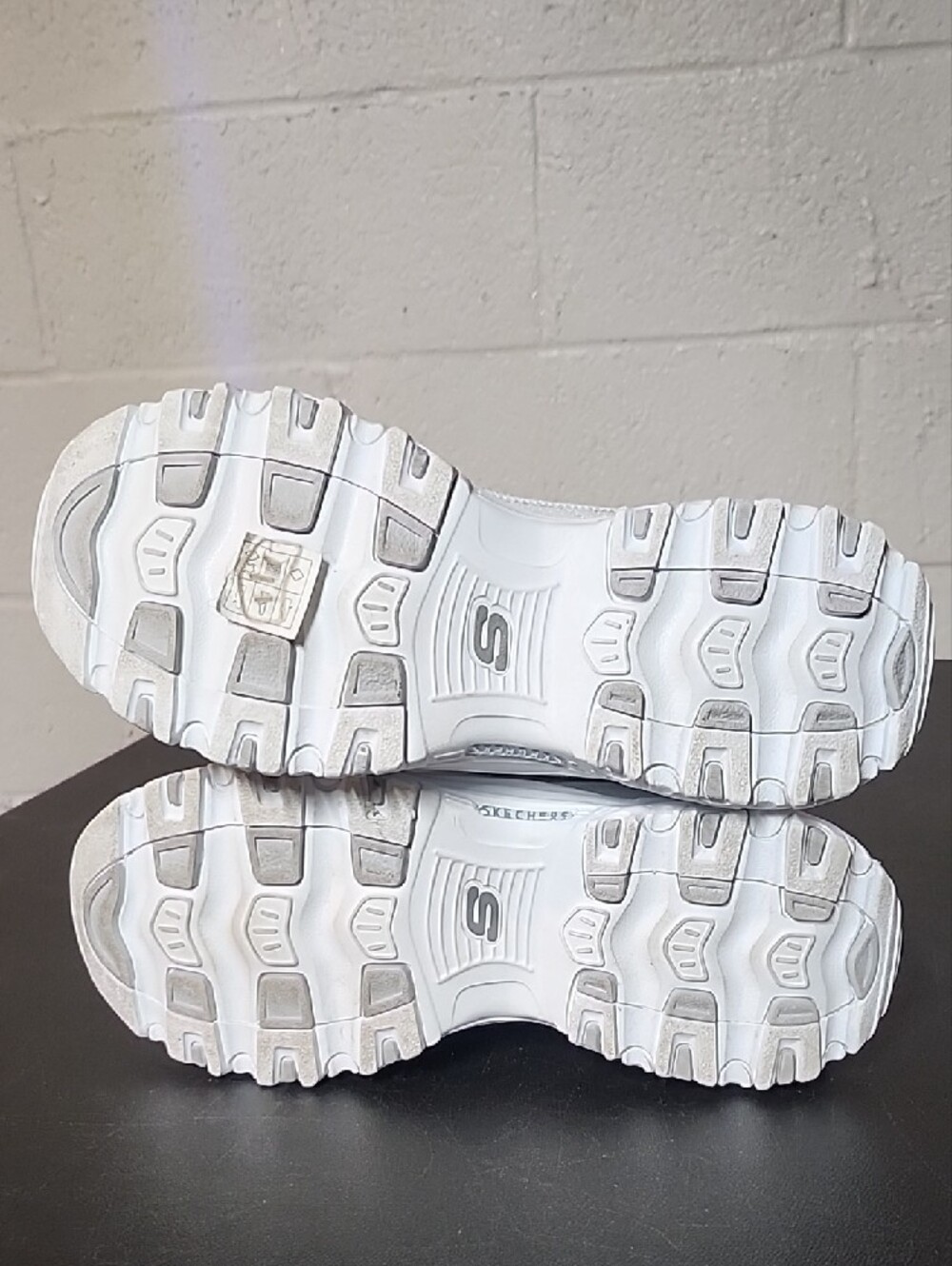 Skechers D'lites Women's White Slip-On Clog Mule Sneakers - Picture 6 of 6